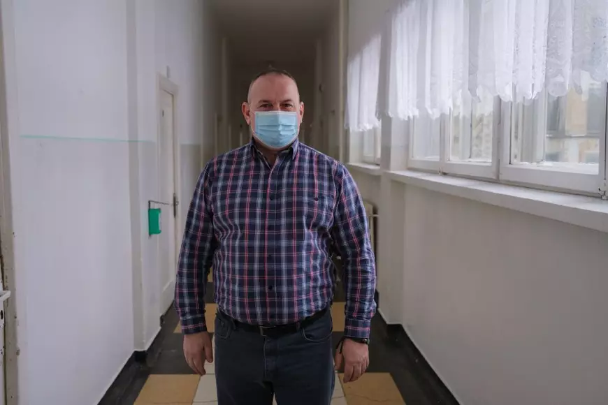 FOTO. „Sanatoriul-epavă” din Munții Aninei ar putea fi modernizat după 20 de ani. Doar 3 etaje mai funcționează