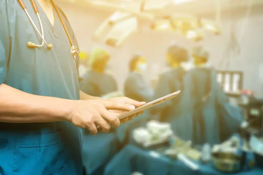 O mamă încearcă de șase ani să primească un diagnostic pentru boala fiului ei. „Suntem ca niște fantome ale sistemului”