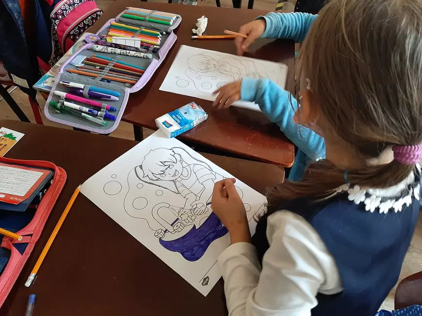 Primul an ca învățătoare navetistă la țară: „Mi-am dorit să văd unde trăiesc elevii mei, cum e drumul lor spre școală”