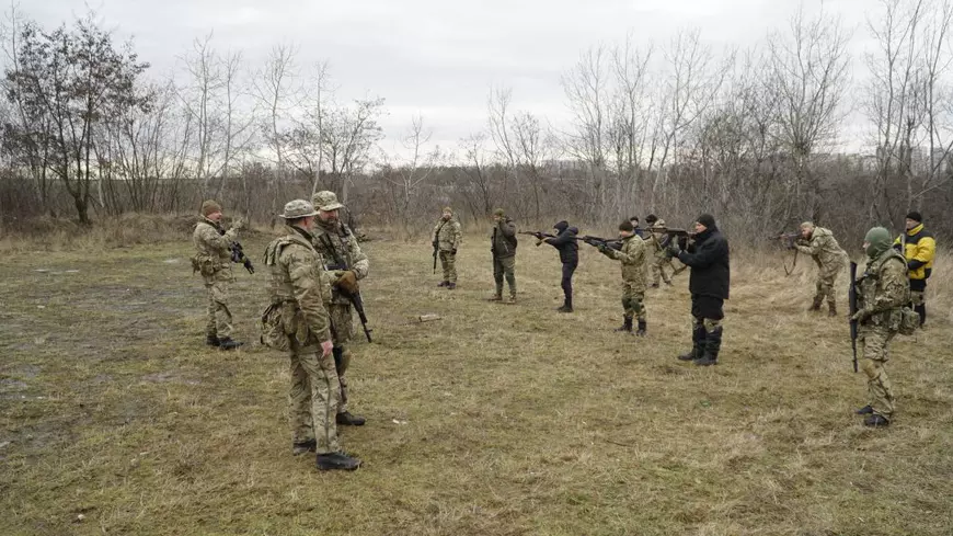 Corespondență din  Kiev | Armata de weekend a Ucrainei, cine este și cum arată: IT-iști, arhitecți și casnice din Kiev se antrenează să se lupte cu Putin