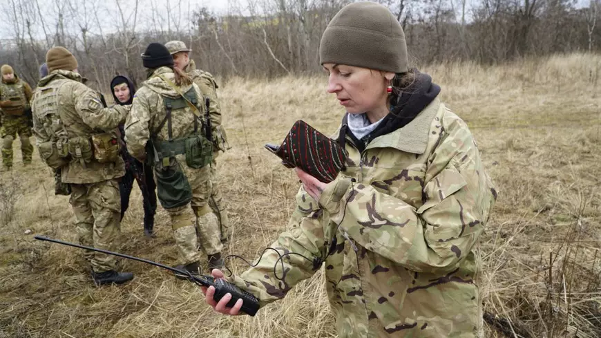 Corespondență din  Kiev | Armata de weekend a Ucrainei, cine este și cum arată: IT-iști, arhitecți și casnice din Kiev se antrenează să se lupte cu Putin