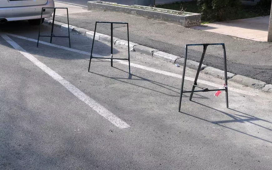Blocarea locurilor de parcare cu diverse obiecte este ilegală, dar pe bucureșteni nu-i sperie amenzile de până la 2.500 de lei