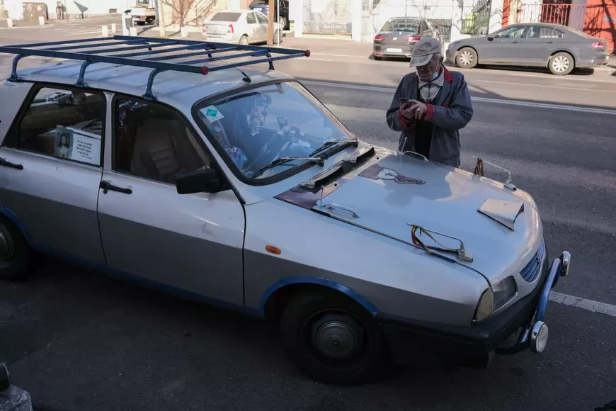 Nea Iulică de pe Plevnei, 143, și mașina sa de poveste: o Dacia 1410 cu scaune de BMW, de care se ajută să-și rotunjească pensia de 1.394 de lei