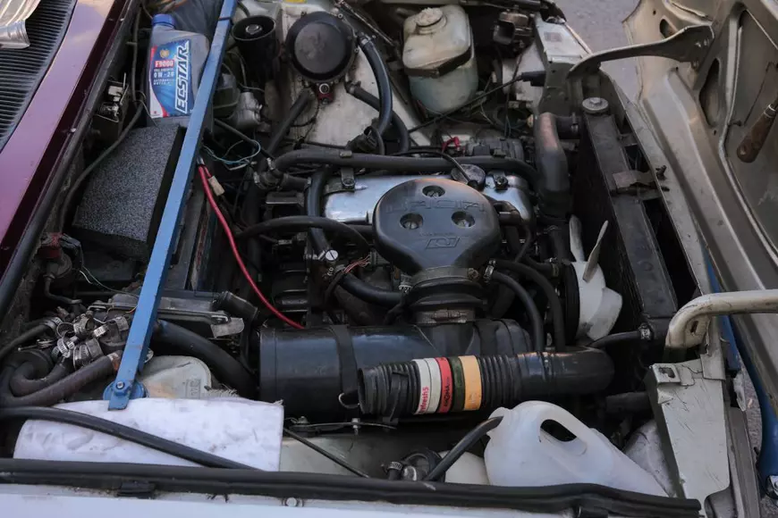 Nea Iulică de pe Plevnei, 143, și mașina sa de poveste: o Dacia 1410 cu scaune de BMW, de care se ajută să-și rotunjească pensia de 1.394 de lei