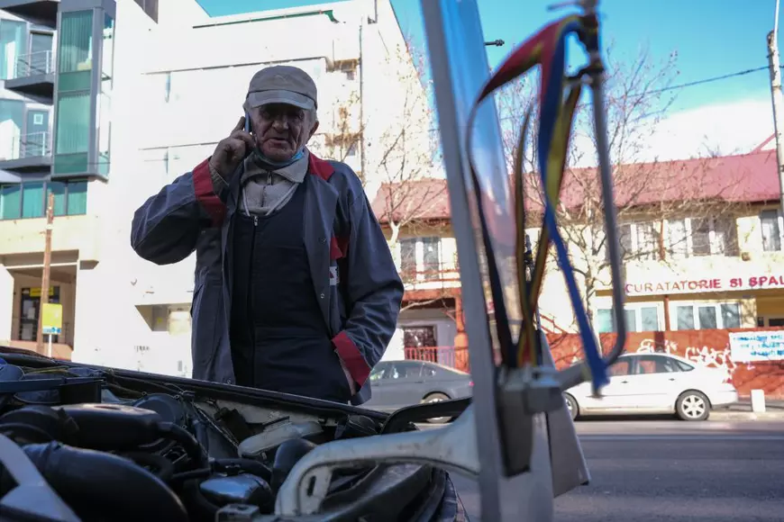 Nea Iulică de pe Plevnei, 143, și mașina sa de poveste: o Dacia 1410 cu scaune de BMW, de care se ajută să-și rotunjească pensia de 1.394 de lei