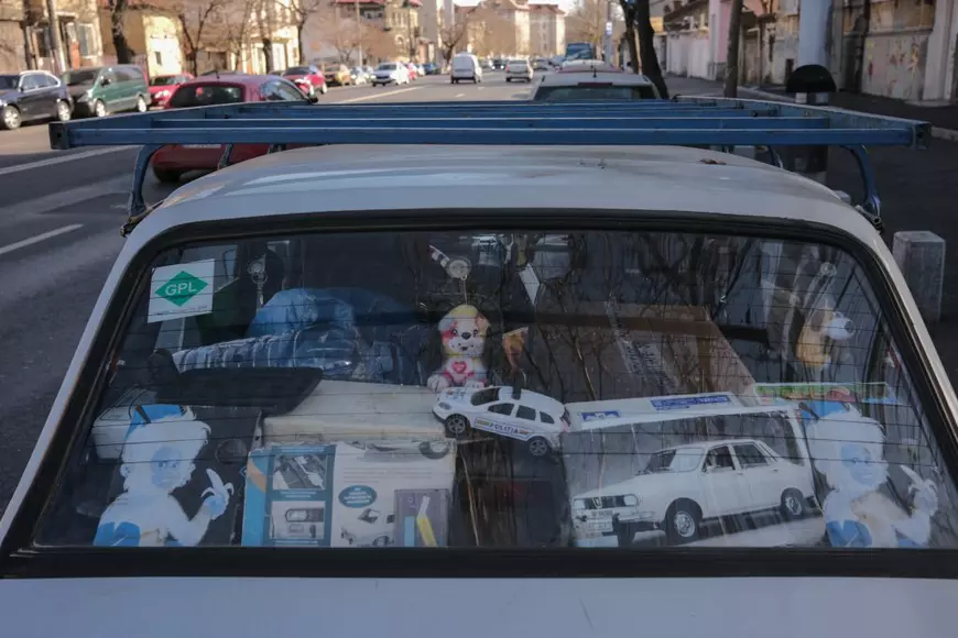 Nea Iulică de pe Plevnei, 143, și mașina sa de poveste: o Dacia 1410 cu scaune de BMW, de care se ajută să-și rotunjească pensia de 1.394 de lei