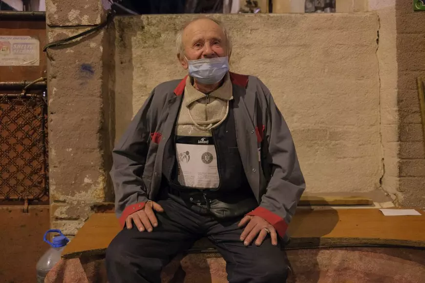 Nea Iulică de pe Plevnei, 143, și mașina sa de poveste: o Dacia 1410 cu scaune de BMW, de care se ajută să-și rotunjească pensia de 1.394 de lei