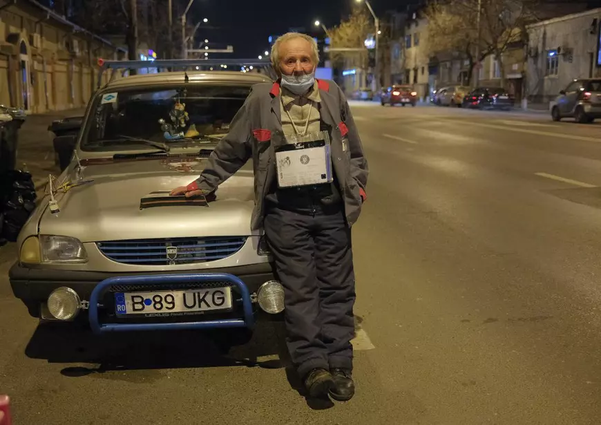 Nea Iulică de pe Plevnei, 143, și mașina sa de poveste: o Dacia 1410 cu scaune de BMW, de care se ajută să-și rotunjească pensia de 1.394 de lei