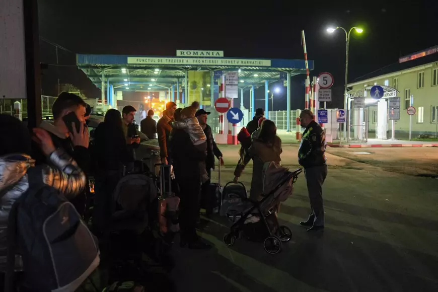 Dragoste în vremea Exodului: poveste la graniță cu Sașa și Vesna, doi tineri ucraineni care au fugit de război prin România. Cum au ajuns UE și NATO să fie udate cu berea bucuriei