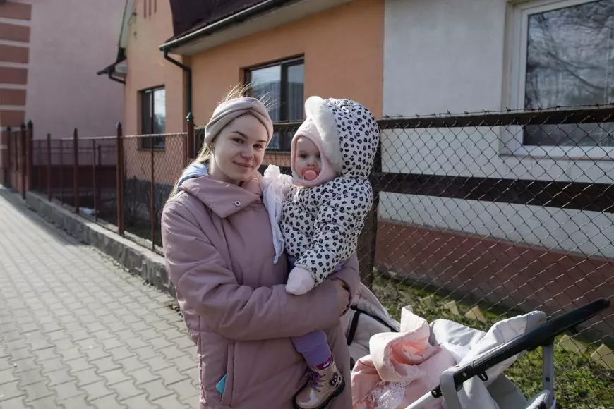 Anastasia, fetița care va prinde probabil anul 2100 și va ști toată viața ei că a împlinit primul an ca refugiată în România