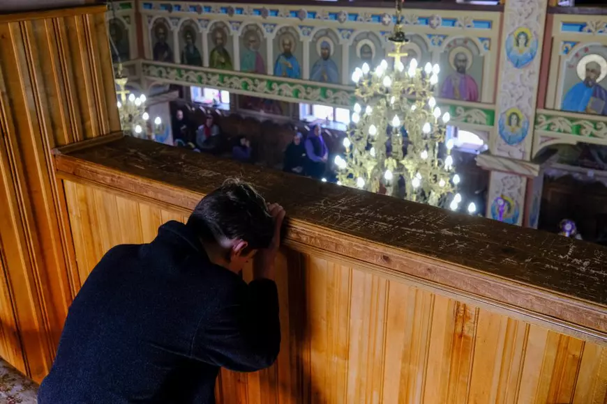 „Bunicii și tații noștri ne vorbeau despre război. Acum e rândul nostru să ne rugăm și să ne întoarcem către Dumnezeu”. Slujbă de duminică emoționantă în Maramureșul de graniță