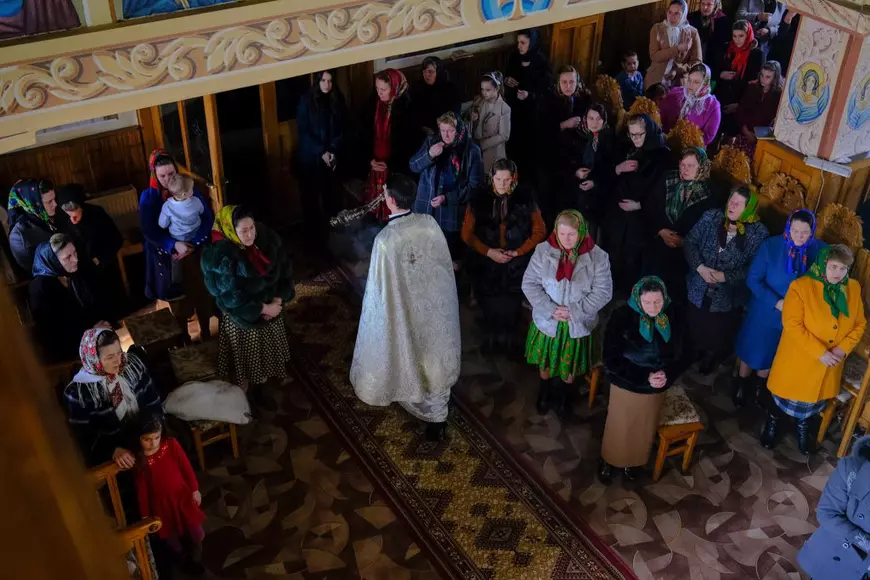„Bunicii și tații noștri ne vorbeau despre război. Acum e rândul nostru să ne rugăm și să ne întoarcem către Dumnezeu”. Slujbă de duminică emoționantă în Maramureșul de graniță
