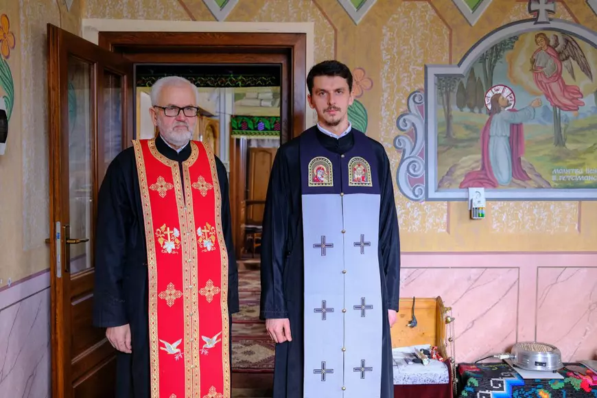 „Bunicii și tații noștri ne vorbeau despre război. Acum e rândul nostru să ne rugăm și să ne întoarcem către Dumnezeu”. Slujbă de duminică emoționantă în Maramureșul de graniță