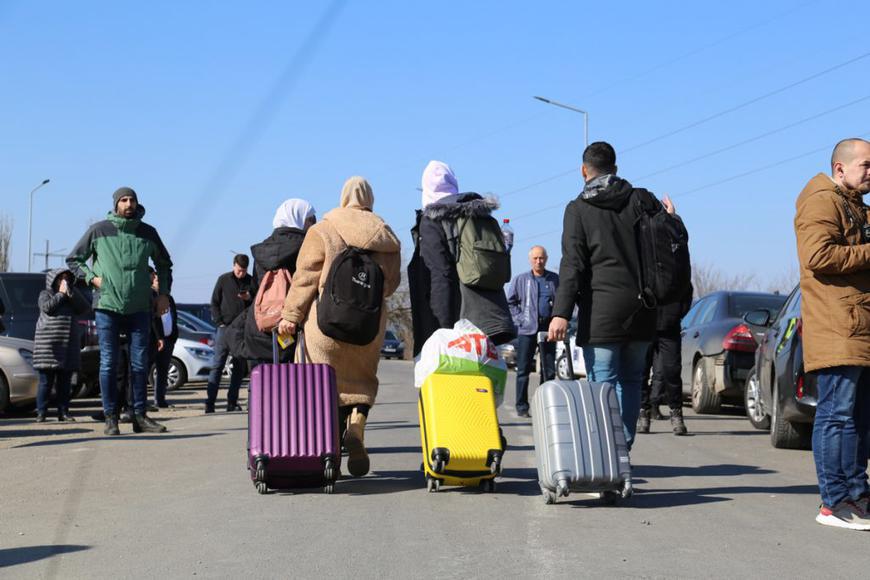 Reportaj nefardat lângă Nistru cu secretele migrației din Ucraina. Unii în Bentley, Porsche ori Mercedes, „cei amărâți, vai de capul și de sufletul lor”