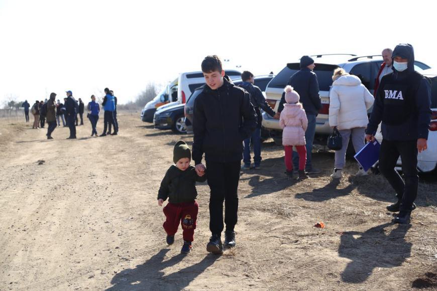 Reportaj nefardat lângă Nistru cu secretele migrației din Ucraina. Unii în Bentley, Porsche ori Mercedes, „cei amărâți, vai de capul și de sufletul lor”