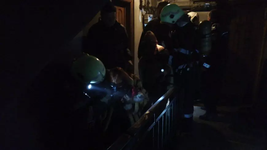 Incendiu la un bloc de locuințe sociale din Bârlad. Patru persoane au avut nevoie de îngrijiri medicale după ce fumul a inundat zece apartamente