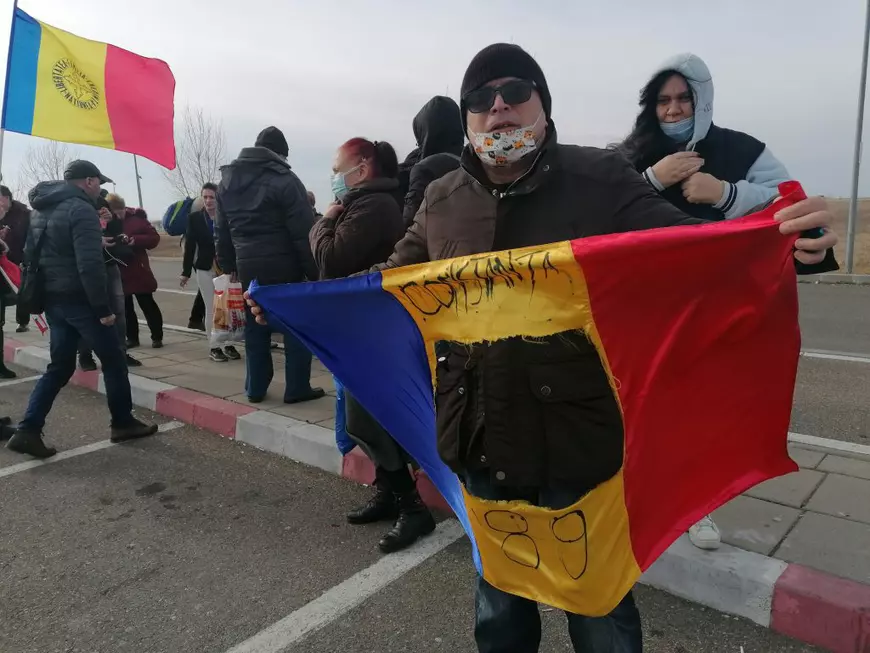 Reportaj din autocarul AUR de la Constanța la București. Cântece patriotice și discuții despre război: „Să vină rușii, să-l dea jos pe Iohannis”