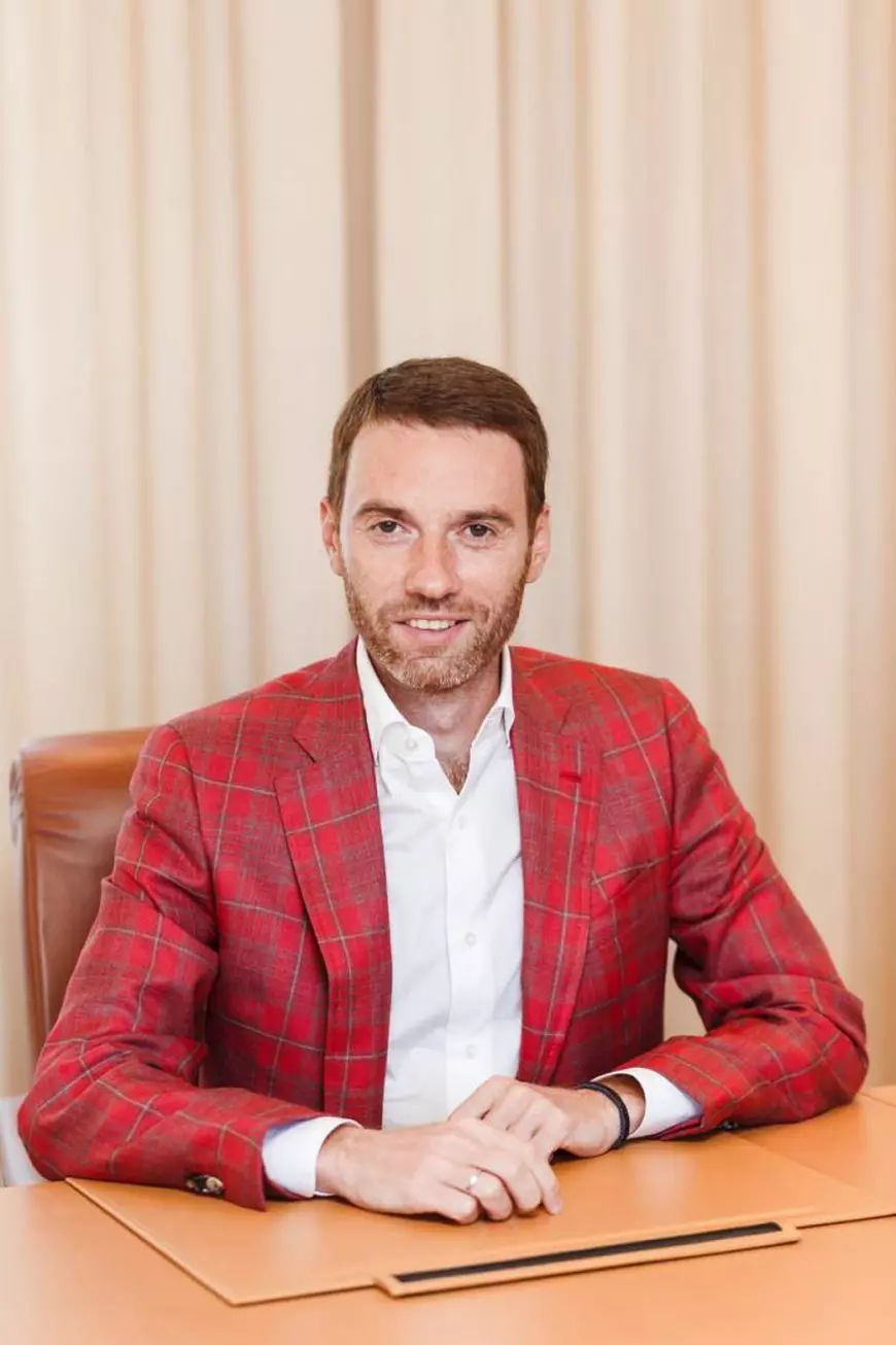 Oligarhii ucraineni părăsesc țara. 20 de chartere și avioane private au plecat de la Kiev doar duminică