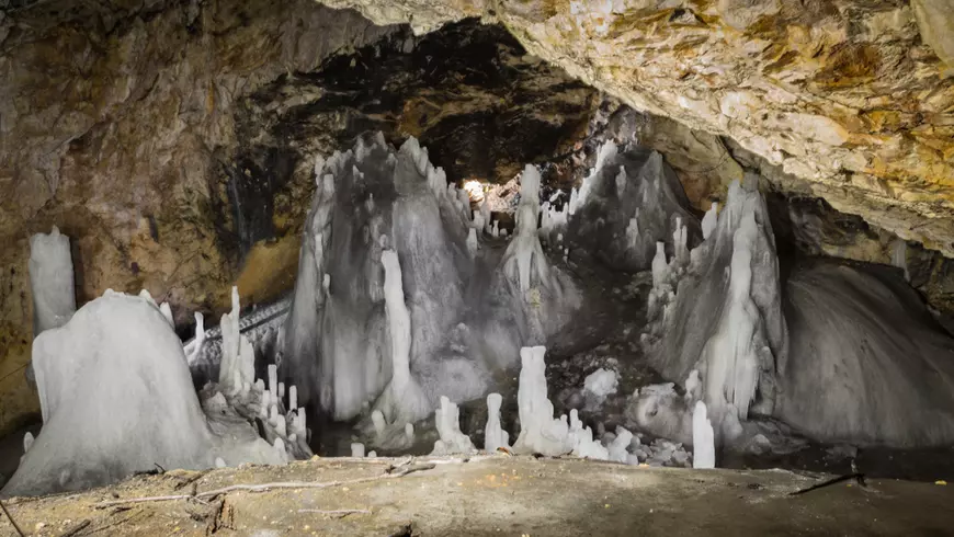 Peștera Ghețarul de la Scărișoara - monumente ale naturii din România