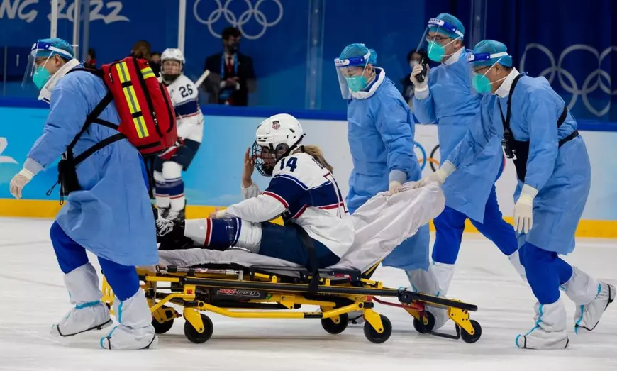 Moment hilar la meciul Finlanda - SUA, din turneul olimpic feminin de hochei. Jucătoarele au fost chemate de la vestiare să rejoace ultimele minute
