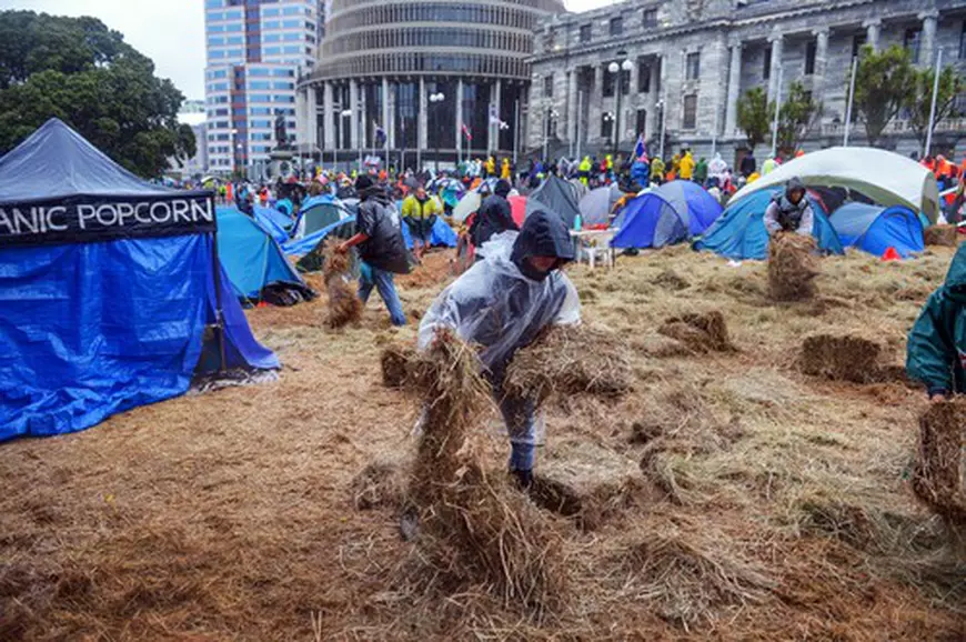 Autoritățile din Noua Zeelandă încearcă să alunge protestatarii antivaccin cu „Macarena”