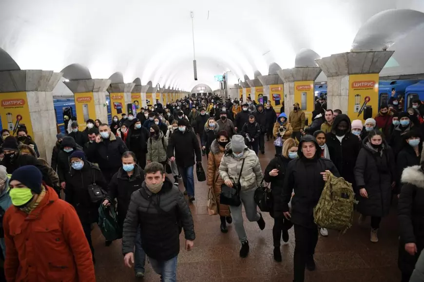 Coloane de mașini și autobuze pline au părăsit Kievul. Evacuare generală în Luhansk