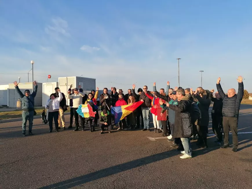 Reportaj din autocarul AUR de la Constanța la București. Cântece patriotice și discuții despre război: „Să vină rușii, să-l dea jos pe Iohannis”