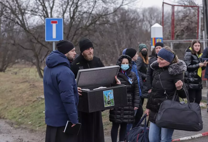„Bunicii și tații noștri ne vorbeau despre război. Acum e rândul nostru să ne rugăm și să ne întoarcem către Dumnezeu”. Slujbă de duminică emoționantă în Maramureșul de graniță