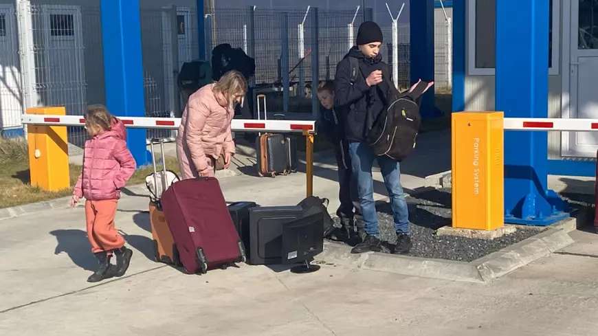 Reportaj de la vama Isaccea. Lungul exod al copiilor, al femeilor și-al celor ce-și permit să fugă din Ucraina spre Germania sau Austria