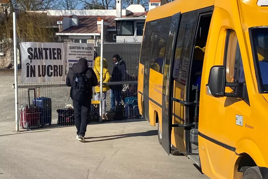 Reportaj de la vama Isaccea. Lungul exod al copiilor, al femeilor și-al celor ce-și permit să fugă din Ucraina spre Germania sau Austria