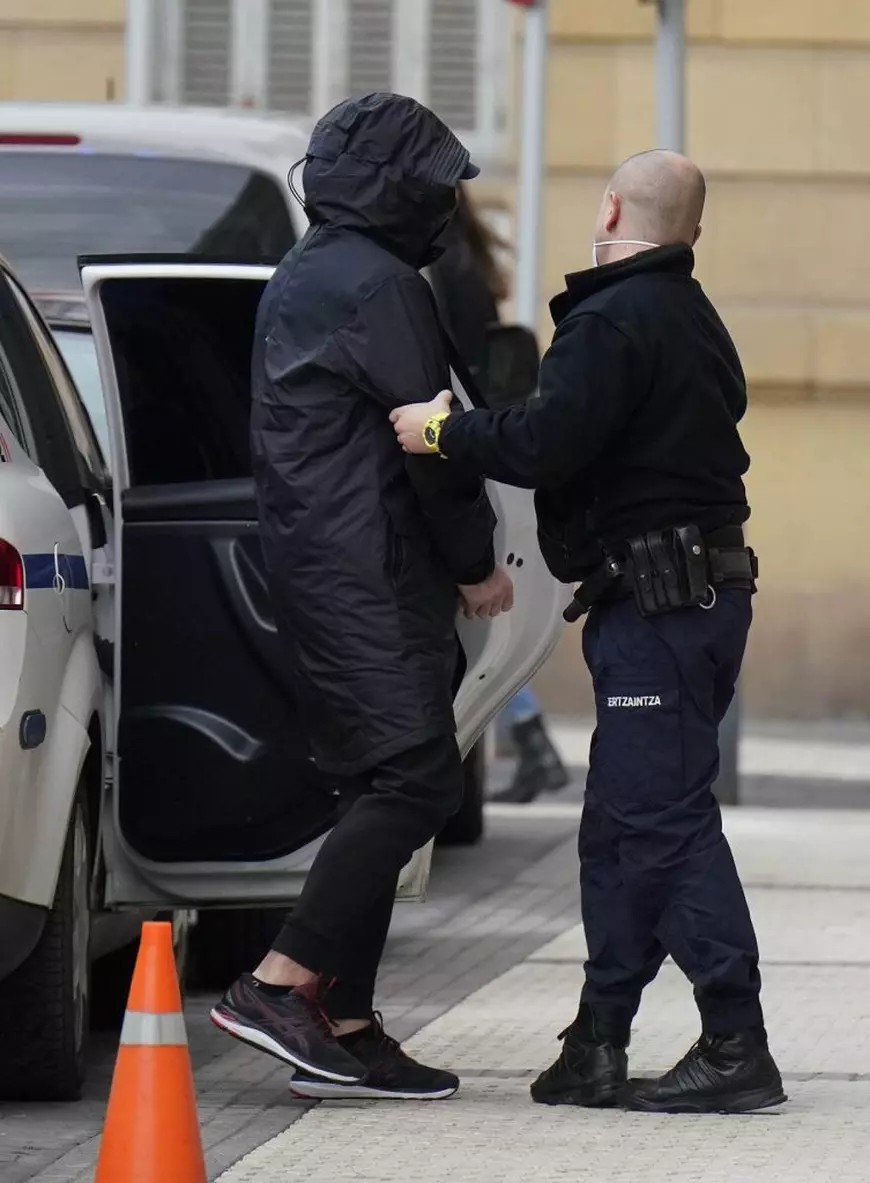 Un român intra noaptea peste fiicele și surorile cunoscuților și le batjocorea, în Spania: „Fetele au zis că era o fantomă”