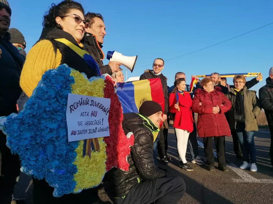 Reportaj din autocarul AUR de la Constanța la București. Cântece patriotice și discuții despre război: „Să vină rușii, să-l dea jos pe Iohannis”