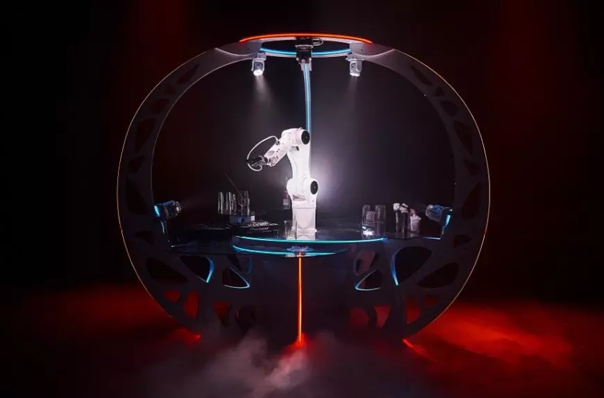 România își întâmpină vizitatorii la Expo 2020 Dubai cu apă minerală îmbuteliată. Statele vecine, cu roboți și călătorii virtuale