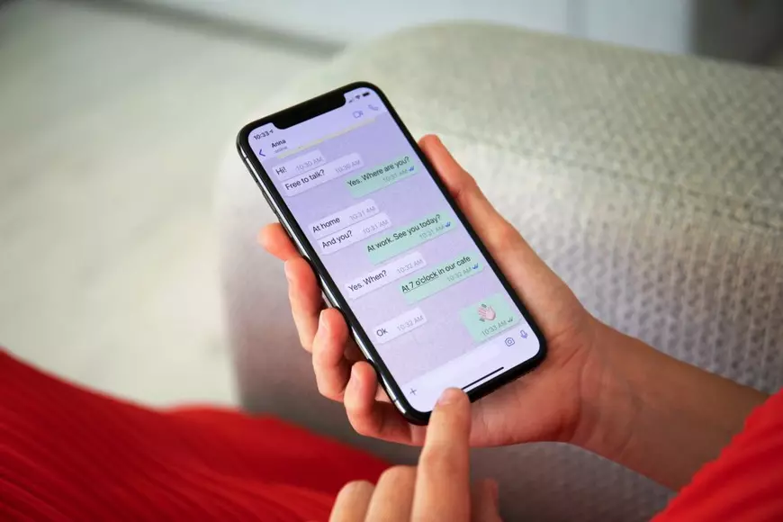 Cum blochezi pe WhatsApp salvarea automată a pozelor și clipurilor video - utilizator cu telefon si aplicatie Whatsapp