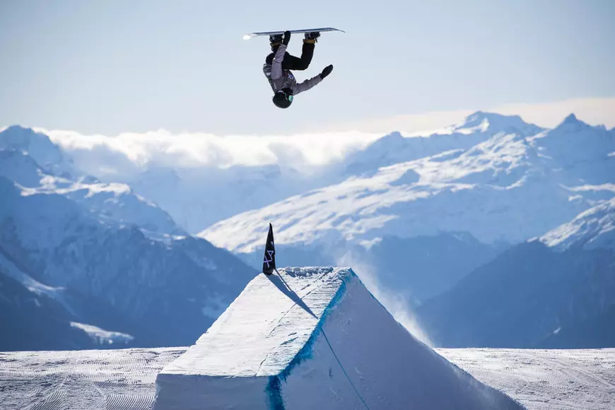 O americană a cucerit argintul olimpic, după ce a concurat pe un snowboard creat de un brand de lux. Cât costă placa