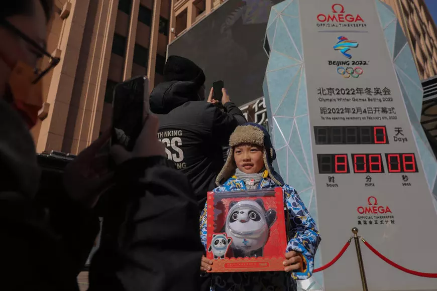 Goana după Bing Dwen Dwen, mascota Olimpiadei de la Beijing. „Am stat toată noaptea la coadă, să iau jucăria de pluș pentru iubita mea”