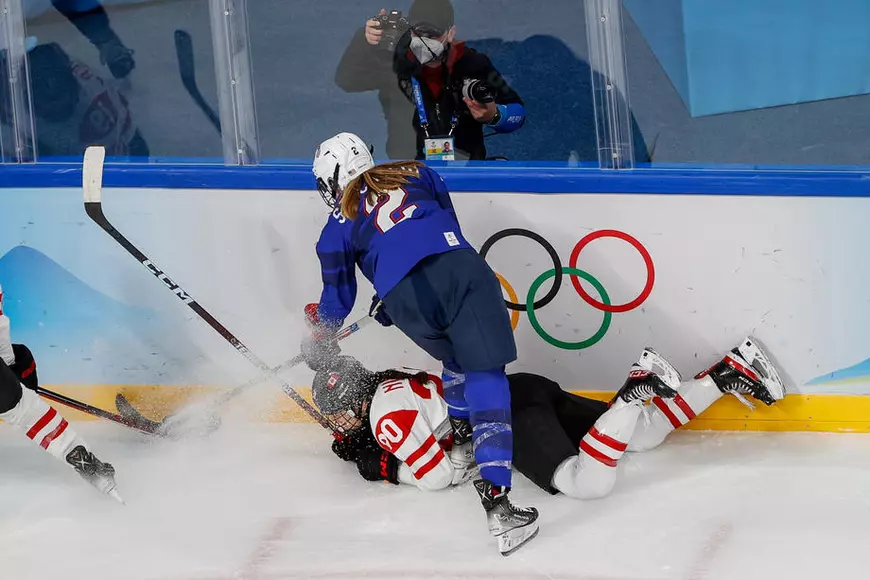 Arbitră plină de sânge, după ce a fost lovită accidental cu crosa, în timpul meciului de hochei Canada - SUA, din turneul olimpic feminin