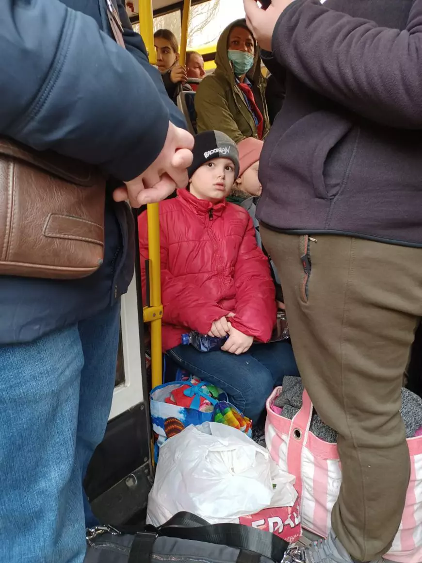 Imagini tulburătoare din estul Ucrainei cu oamenii care fug de sub bombardament. Așa arată startul disperării pentru refugiații dintre care unii ajung în România