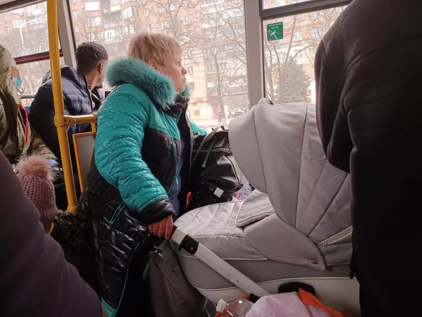 Imagini tulburătoare din estul Ucrainei cu oamenii care fug de sub bombardament. Așa arată startul disperării pentru refugiații dintre care unii ajung în România