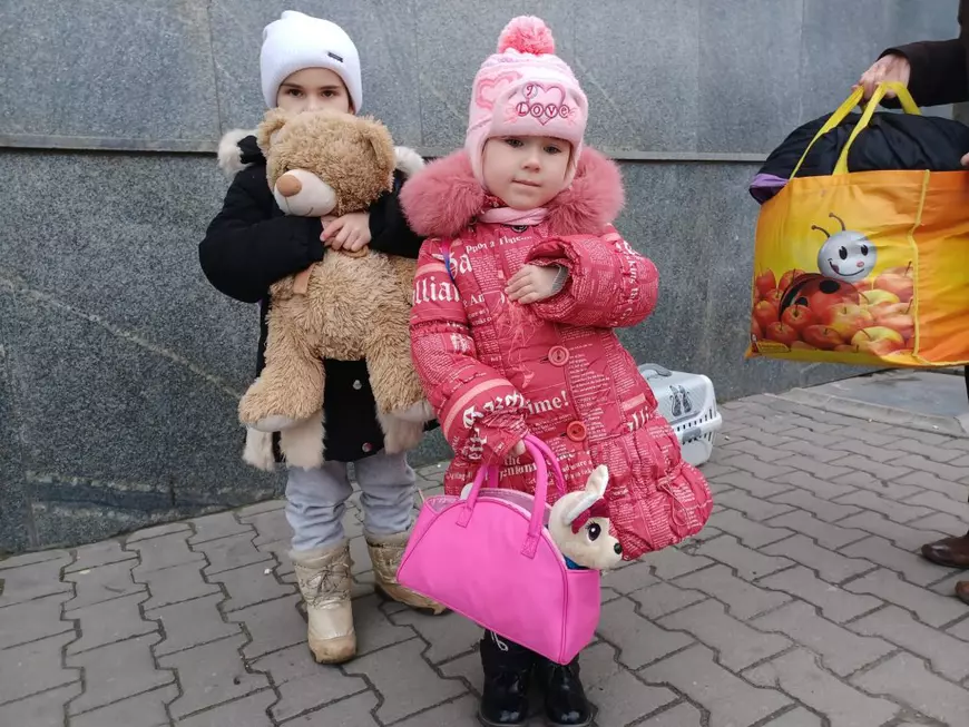 EXCLUSIV. Filmări cu oamenii luptând să urce în trenurile ce pleacă din estul Ucrainei. Studenții străini sunt tratați rău, transmite corespondentul Libertății