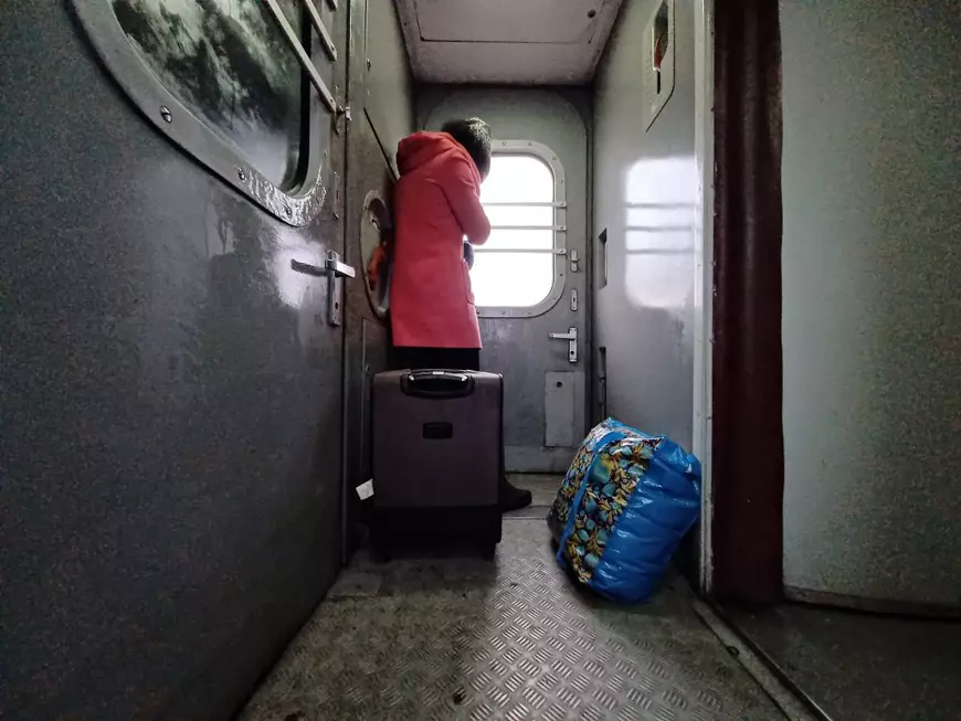 EXCLUSIV. Filmări cu oamenii luptând să urce în trenurile ce pleacă din estul Ucrainei. Studenții străini sunt tratați rău, transmite corespondentul Libertății