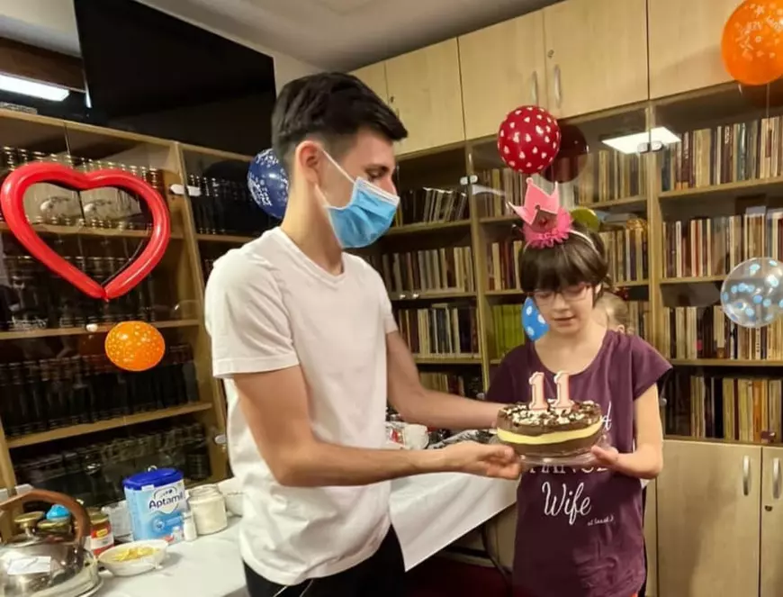 „Alături de copiii din Ucraina”. Dasha a fugit din calea bombelor rusești, iar în România a primit, de ziua ei, cel mai frumos dar: un tort, o mică petrecere și urări în trei limbi