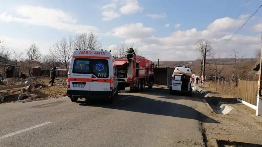 Gemeni din Vaslui, răniți grav de un stâlp doborât peste ei de un camion. Șoferul, luat la bătaie de un martor