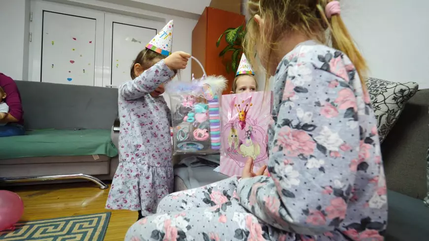 Două fetiţe de 4 ani, aduse dintr-un centru maternal din Odesa, şi-au sărbătorit ziua de naştere în Bucureşti. „Un strop de bine într-o mare de rău”