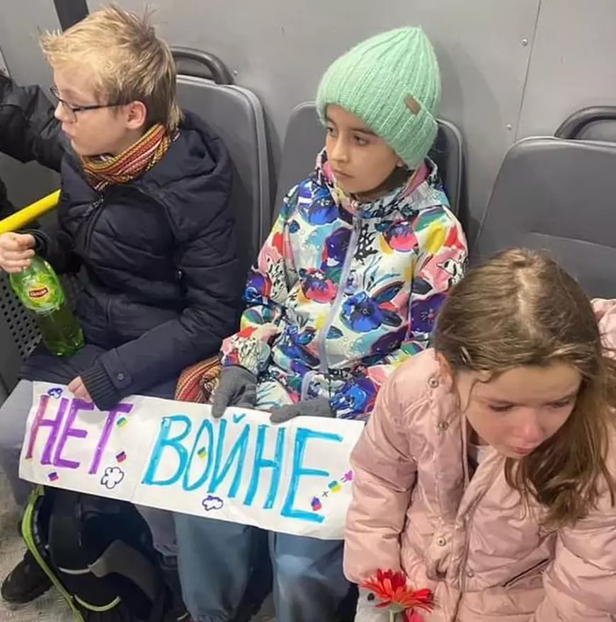 Un politician rus de opoziție acuză că Putin a băgat în dubă și copii care au protestat față de război. Imagini cu ei la secția de poliție