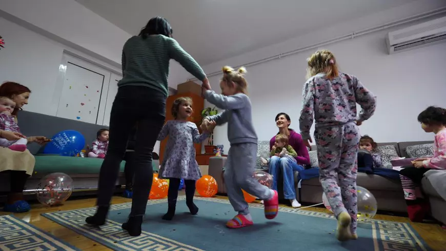 Două fetiţe de 4 ani, aduse dintr-un centru maternal din Odesa, şi-au sărbătorit ziua de naştere în Bucureşti. „Un strop de bine într-o mare de rău”