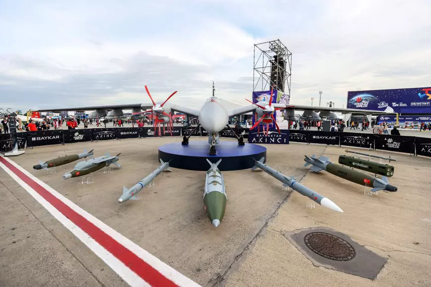 Cum sună cântecul compus de ucraineni, dedicat dronelor turcești Bayraktar, cu care distrug vehiculele de luptă rusești.„Bandiții ruși sunt transformați în fantome de ... Bayraktar”