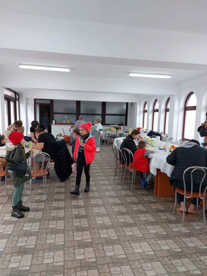 „Alături de copiii din Ucraina”. În centrul de la Niculițel, refugiații retrăiesc dramele războiul. „Peste casa noastră s-a prăbușit un elicopter ucrainean doborât de ruși”