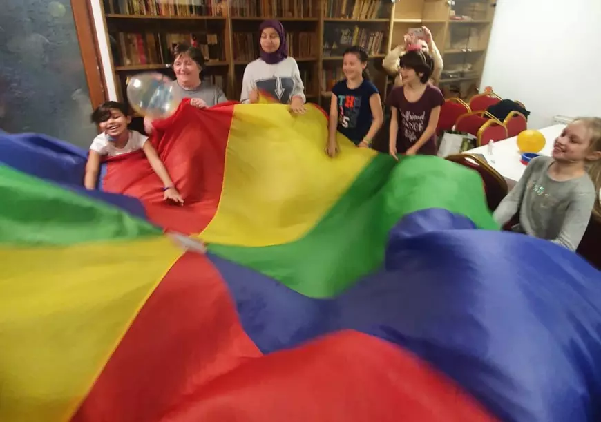 Alături de copiii din Ucraina. La „școala” din centrul de refugiați, copilași care au fugit din calea tancurilor învață românește, dar și să trăiască iar în pace