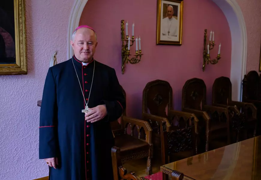 INTERVIU. Liderul bisericii romano-catolice din România explică gestul fără precedent al Papei Francisc: „Durerea l-a determinat să implore la Ambasada Rusiei“